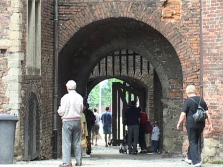 Krefeld : Wasserburg Linn, das Eingangstor zum Burg-Innenhof
